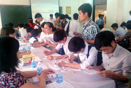Doanh nghiệp FDI cần gì ở ứng viên ngành kỹ thuật? - 1 Ứng viên đăng ký dự tuyển tại Ngày hội việc làm