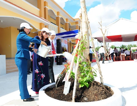 Vietcombank tài trợ 10 tỷ đồng xây trường THCS cho xã Phước Vĩnh Tây (Cần Giuộc – Long An) - 2 Các đại biểu trồng cây lưu niệm trong khuôn viên nhà trường