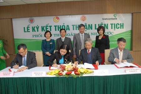 Vietcombank triển khai dịch vụ thu NSNN qua ATM trên địa bàn Hà Nội - 1 Lễ ký kết giữa Vietcombank và Kho bạc Nhà nước, cơ quan Hải quan, Thuế
