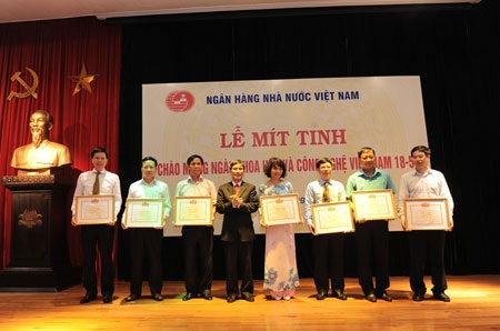 Vietcombank được tặng bằng khen vì sự nghiệp công nghệ ngân hàng - 1 Vietcombank được tặng bằng khen vì sự nghiệp công nghệ ngân hàng