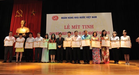 Vietcombank được tặng bằng khen vì sự nghiệp công nghệ ngân hàng - 2 Vietcombank được tặng bằng khen vì sự nghiệp công nghệ ngân hàng