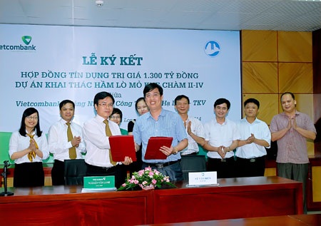 Vietcombank tài trợ 1.300 tỷ đồng cho Dự án khai thác than tại Quảng Ninh - 1 Đc Nguyễn Văn Lành GĐ VCB và đc Vũ Văn Điền GĐ than HL trao hợp đồng vừa ký kết.