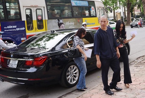 Ít phút trước phiên xử, bà Đặng Ngọc Lan bước ra khỏi chiếc xế hộp nhiều tỉ đồng.