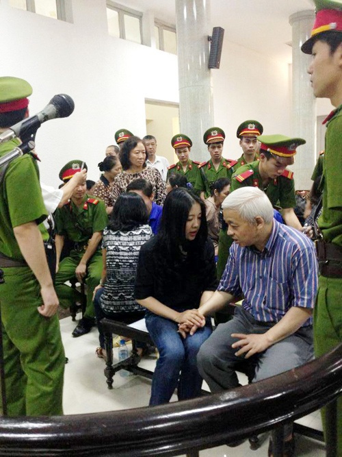 Trả lời trước phiên tòa, vợ bầu Kiên cho biết: “Tôi tin tưởng chồng tôi làm đúng”