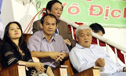 Bầu Kiên cùng vợ có mặt trên khán đài sân Pleiku