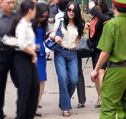 Từ khi “bầu” Kiên sa vào lao lý thì người vợ của ông cũng trở thành tâm điểm của sự chú ý.