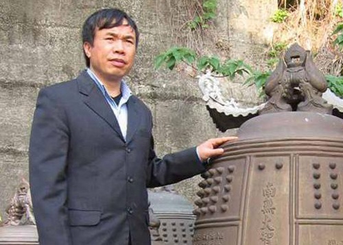 Tỷ phú Xuân Trường, duyên phận với Bái Đính - Tràng An - 1 Ông Trường bên cạnh chiếc chuông