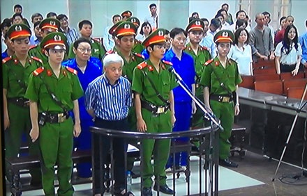 Bầu Kiên: "Tôi là đàn ông, tôi không trốn tránh trách nhiệm" - 1 Bầu Kiên và các đồng phạm tại phiên tòa chiều nay.