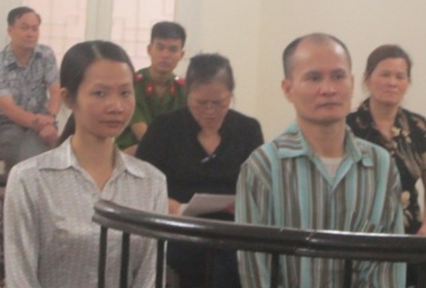 “Đại gia giấy” lừa cả Mai Văn Phúc - 1 Bị cáo Nhâm và Tâm (bên phải) trước vành móng ngựa.