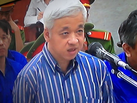 Bầu Kiên: "Tôi là đàn ông, tôi không trốn tránh trách nhiệm" - 3 Bầu Kiên trả lời rành rọt các câu hỏi của HĐXX về tội kinh doanh trái phép.