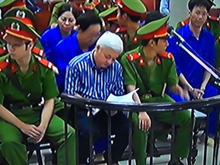 Bầu Kiên: "Tôi là đàn ông, tôi không trốn tránh trách nhiệm" - 4 Bầu Kiên sẽ biện hộ về tội kinh doanh trái phép như thế nào trong chiều nay. (Ảnh, Tuấn Hợp).