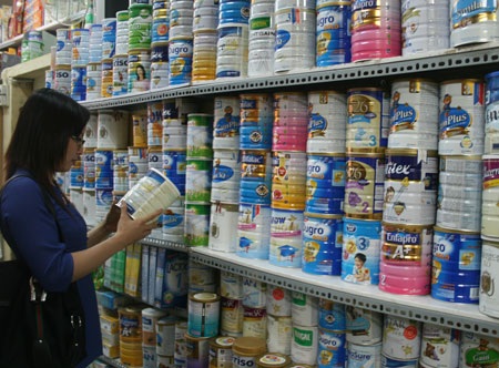 Đủ chiêu lách luật kiếm lợi, sữa “cười khẩy” với giá trần? - 1 Giá sữa giảm mạnh hơn cả mong đợi.