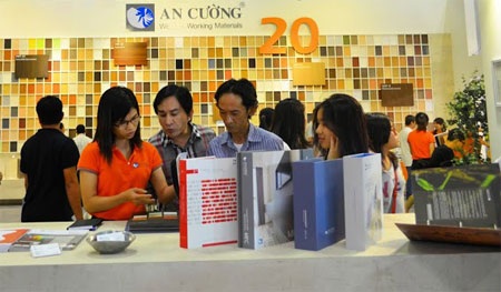 Ấn tượng An Cường tại triển lãm VietBuild 2014 - 1 Nhân viên An Cường nhiệt tình tư vấn cho khách tham quan.