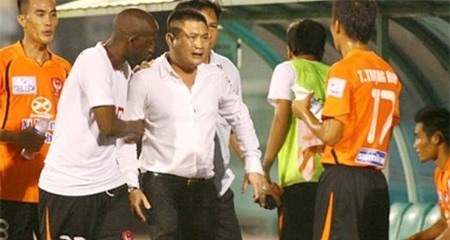 Đại gia “chơi” bóng đá: Ngông như bầu Thụy - 2 Nhiều người tin rằng, bầu Thụy gia nhập làng bóng đá để đánh bóng tên tuổi Tập đoàn Xuân Thành.
