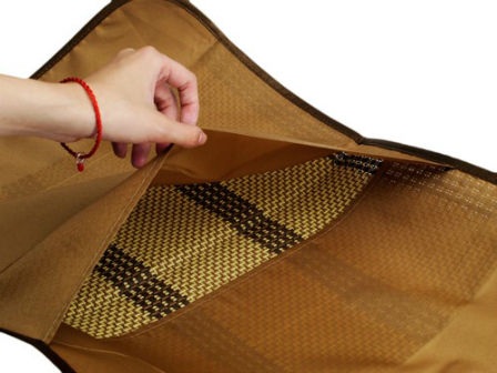 Chiếu điều hòa bán rất chạy trên thị trường với giá 500.000 - 600.000 đồng/chiếc