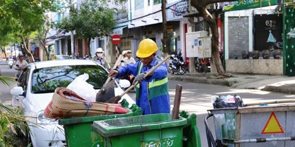 Gần 4.000 công nhân vệ sinh môi trường bị nợ 5 tháng lương - 1 Phải vay mượn để hoàn thành công việc