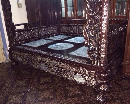 Giường “công chúa”, gối gỗ sưa của đại gia Kinh Bắc - 3 Chiếc giường có thiết kế cầu kỳ