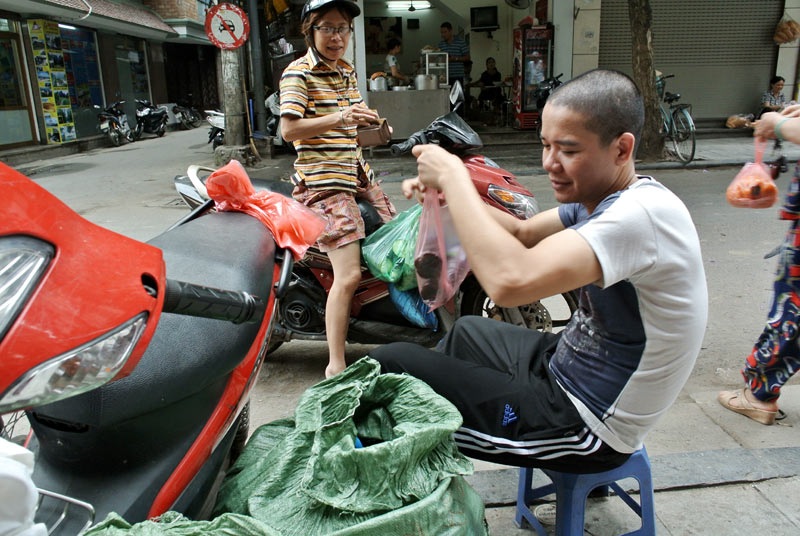 Độc nhất Hà thành: Hàng chè năm bán 1 mùa, ngày bán 1 giờ - 9 Thường chỉ đến 8 giờ sáng là bán hết hàng.