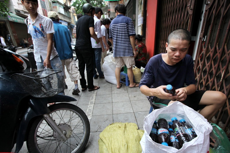 Độc nhất Hà thành: Hàng chè năm bán 1 mùa, ngày bán 1 giờ - 2 Những chai nước Lavie được anh Linh tái sử dụng chứa chè đỗ đen.