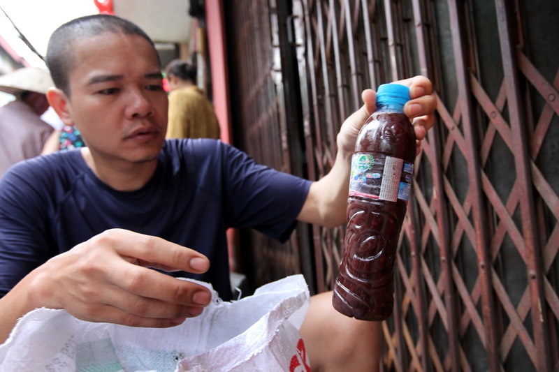 Độc nhất Hà thành: Hàng chè năm bán 1 mùa, ngày bán 1 giờ - 3 Kiểm tra lại từng chai trước khi bán.