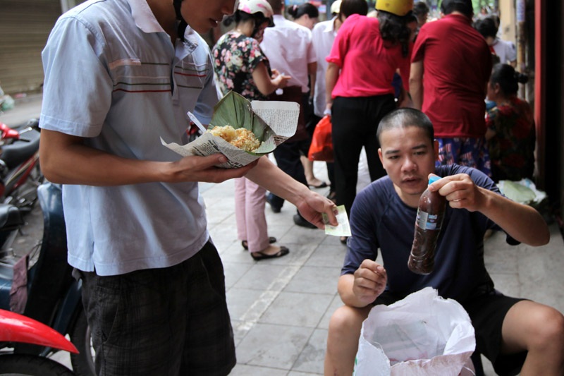 Độc nhất Hà thành: Hàng chè năm bán 1 mùa, ngày bán 1 giờ - 4 Khách hàng mua chè đỗ đen phần lớn là người dân sống quanh khu vực phố cổ.