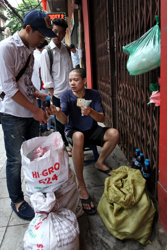 Độc nhất Hà thành: Hàng chè năm bán 1 mùa, ngày bán 1 giờ - 5 Nhiều cô cậu học trò rất thích uống thứ nước vừa rẻ, mát, lại bổ dưỡng này.