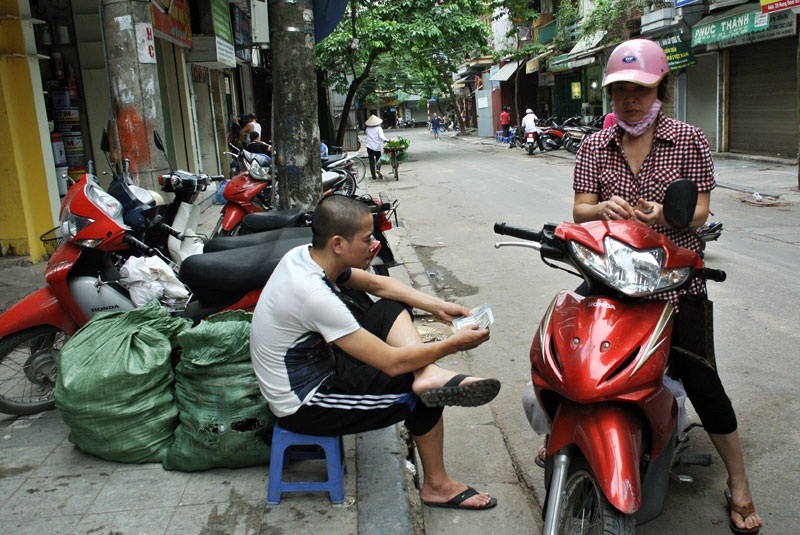 Độc nhất Hà thành: Hàng chè năm bán 1 mùa, ngày bán 1 giờ - 6 Khách hàng đa phần là khách quen và đủ thành phần từ nhân viên văn phòng, công nhân, viên chức...