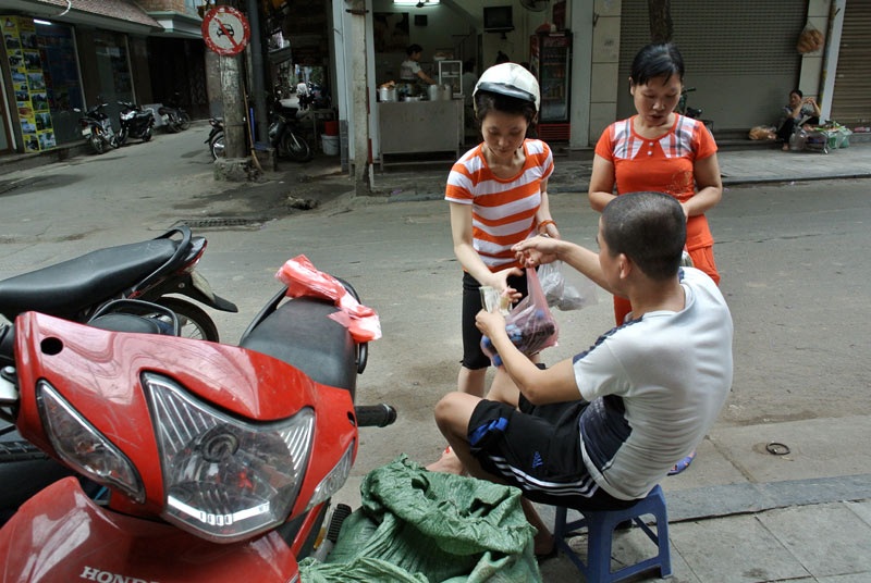 Độc nhất Hà thành: Hàng chè năm bán 1 mùa, ngày bán 1 giờ - 8 Những ngày thời tiết nắng nóng anh Linh bán được trên dưới 200 chai chè đỗ đen.