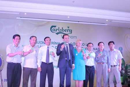 “Bia vàng chất lượng vàng” - 1 Ban lãnh đạo Carlsberg Vietnam hân hoan công bố Huda Gold đạt giải thưởng chất lượng.