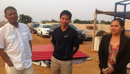 Những ông chủ trẻ Việt ở Angola - 1 Cường Viana (áo trắng) tại một công trình xây dựng ở bang Viana, Angola.