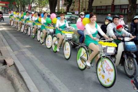 PG đạp xe trên phố, không mũ, không khẩu trang (ảnh Internet)