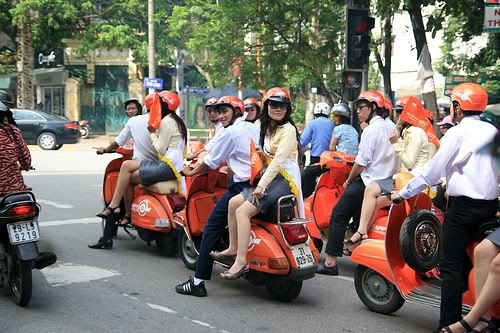 PG đạp xe trên phố, không mũ, không khẩu trang (ảnh Internet)