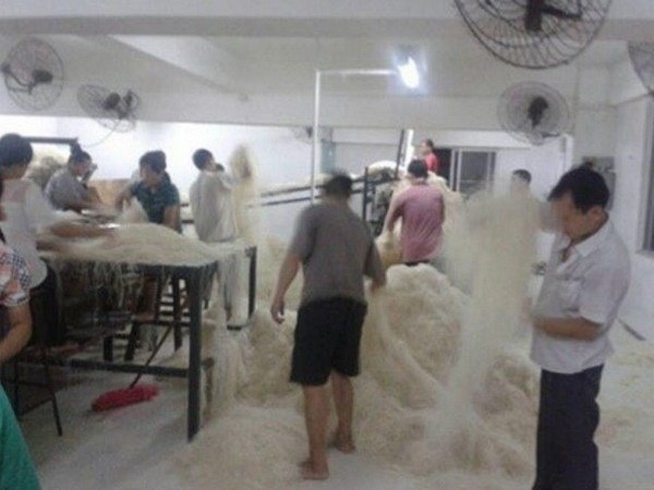 Rợn người cảnh sản xuất miến bằng chân tại Trung Quốc