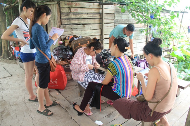 Sen Hồ Tây lên ngôi, chủ đầm sen trúng đậm tiền triệu - 3 Các đầm sen hồ Tây cạnh tranh với nhau. Nếu đầm không đẹp thì chỉ còn cách miễn phí để giữ khách.
