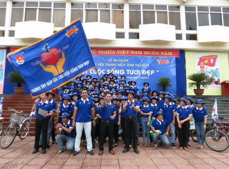 “Cuộc sống tươi đẹp cùng sơn Spec” trên thành phố Buôn Mê Thuột - 1 Đại diện thành đoàn Buôn Mê Thuột phất cờ ra quân để bắt đầu các hoạt động làm đẹp môi trường