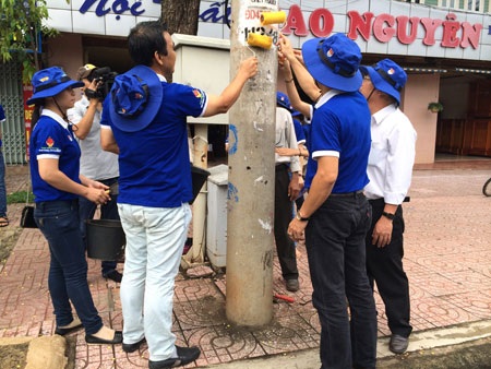 “Cuộc sống tươi đẹp cùng sơn Spec” trên thành phố Buôn Mê Thuột - 3 Đại diện thành đoàn Buôn Mê Thuột phất cờ ra quân để bắt đầu các hoạt động làm đẹp môi trường