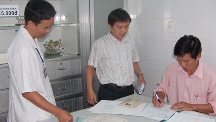 Thực phẩm chức năng: Giá trên trời, chất lượng mù mờ - 1 Nhiều loại TPCN đội lốt thần dược, thuốc trị bệnh bị cơ quan chức năng thu giữ. Ảnh: L.N