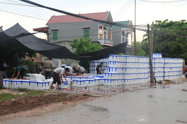 Các thùng vải được đóng cẩn thận để chờ xe tải đến vận chuyển.