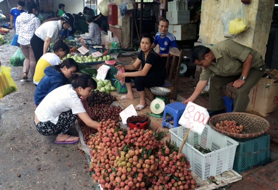 Vải 8.000, mận 10.000 đồng/kg: Bán ngập chợ - 1 Tại chợ, nhiều loại hoa quả giá giảm mạnh, rẻ như rau (ảnh B.H)