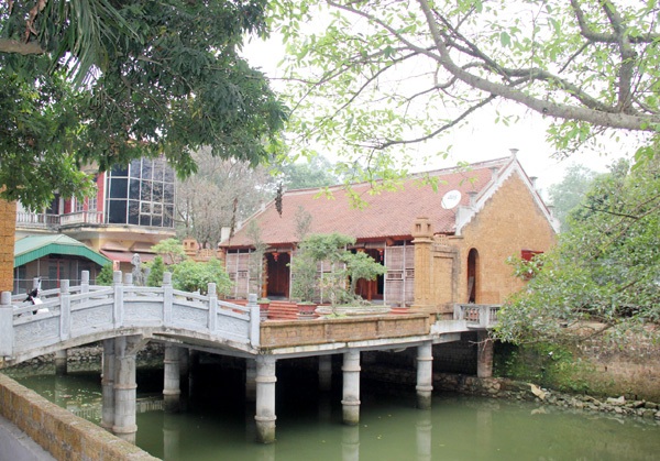 “Vườn thượng uyển” đại gia Bắc Kỳ: Đá ngàn năm, cây trăm tuổi - 16 Ngôi nhà vàng rực gỗ mít, đá ong cùng nằm trong khu vườn sơn thủy hữu tình.