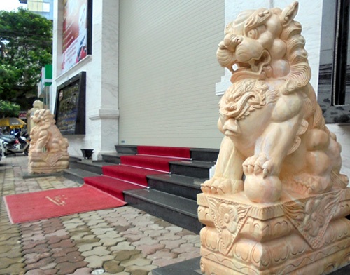 Linh vật đá vàng trấn yểm nhà đại gia - 8 Sư tử đá kiểu Trung Quốc được người Việt sử dụng rộng rãi tại nhà riêng, công ty.