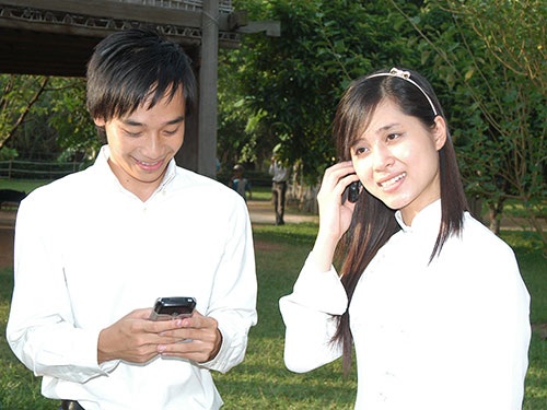 Mất tiền tỉ vì mã độc SMS