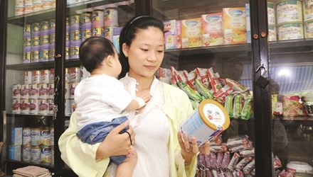 Áp giá trần, sữa đồng loạt giảm giá - 1 Giá bán lẻ một số sản phẩm sữa giảm giá trước quyết định áp trần. Ảnh: Như Ý