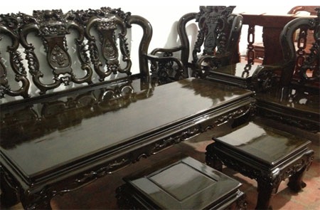 Chiêm ngưỡng kiệt tác mỹ nghệ “độc nhất vô nhị” bằng gỗ quý - 11 Bộ bàn ghế Thủy Tùng xanh vân chuối 10 món tạc hoa văn tinh xảo.