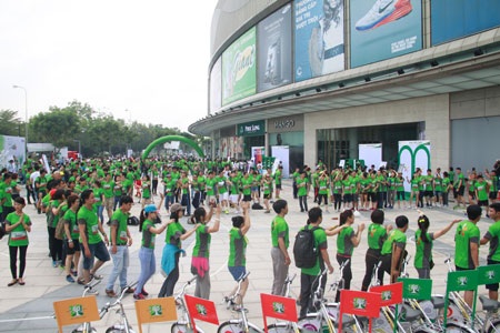Gần 2.000 người chạy bộ vì trẻ em khó khăn vùng cao - 2 Các hoạt động và trò chơi tập thể thu hút nhiều người tham gia, đặc biệt là các bạn trẻ.
