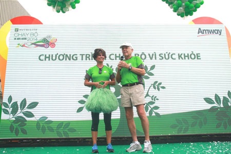 Gần 2.000 người chạy bộ vì trẻ em khó khăn vùng cao - 3 Tiến sĩ Sam Rehnborg cùng vợ phát biểu tại sự kiện “Chạy bộ vì sức khỏe”.