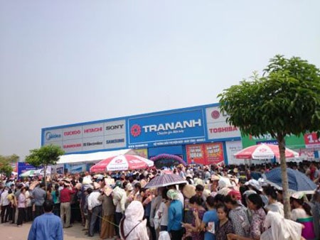 Hàng ngàn người xếp hàng chờ mua hàng điện máy