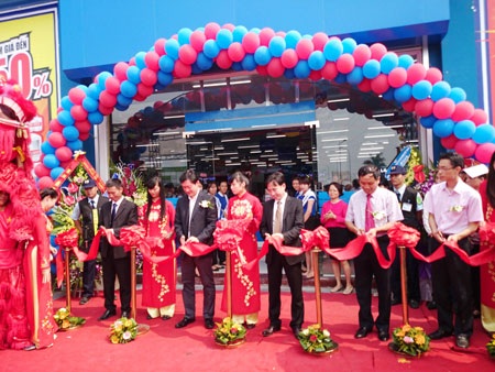 Hàng ngàn người xếp hàng chờ mua hàng điện máy