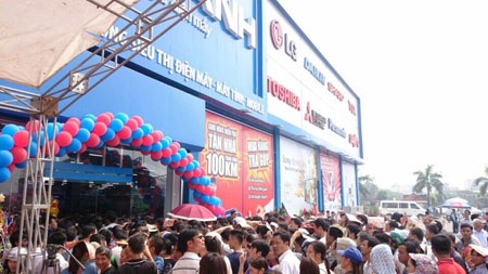 Hàng ngàn người xếp hàng chờ mua hàng điện máy