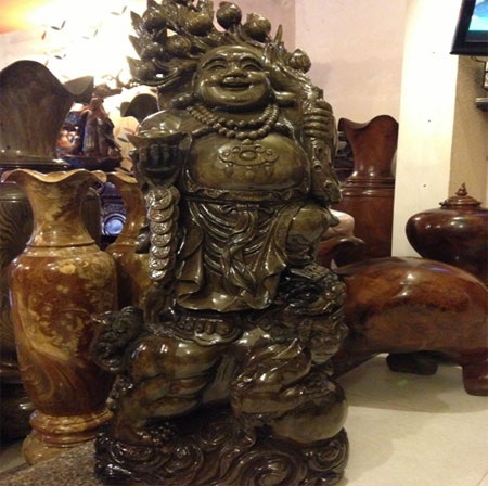 Chiêm ngưỡng kiệt tác mỹ nghệ “độc nhất vô nhị” bằng gỗ quý - 1 Bức tượng di lặc cưỡi kỳ lân vân chuối bằng gỗ Thủy Tùng